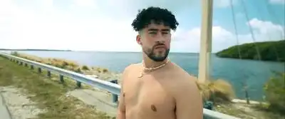 скачать клип Bad Bunny - Moscow Mule