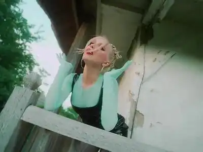 скачать клип МАША КОНДРАТЕНКО - ВАНЬКА-ВСТАНЬКА