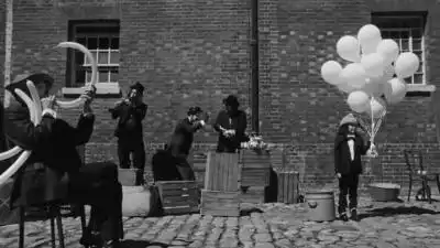 скачать клип The 1975 - I am In Love With You