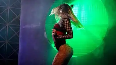 скачать клип Ahzee and Robert Cristian - Go Crazy