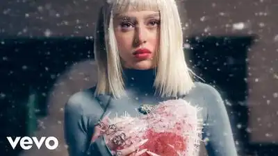 скачать клип Nicki Nicole - Frio