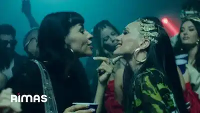 скачать клип Cazzu and La Joaqui - Glock