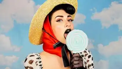 скачать клип Qveen Herby - Barbie Girl