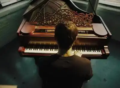 скачать клип JVKE - golden hour