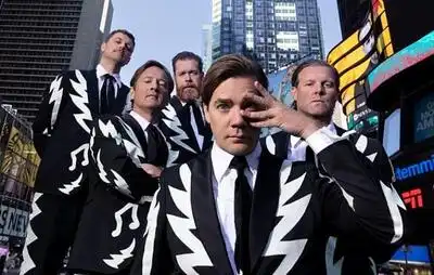 скачать клип The Hives - Countdown to Shutdown