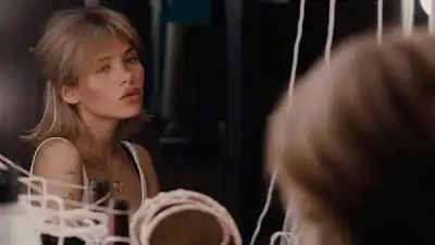 скачать клип Nessa Barrett - lie