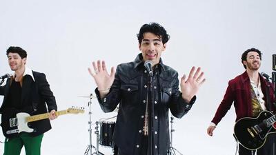 скачать клип TXT and Jonas Brothers - Do It Like That