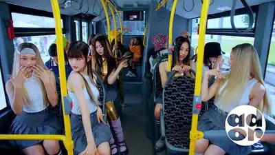 скачать клип HYBE - NewJeans - Super Shy