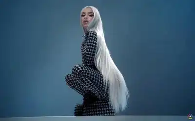 скачать клип Malena - Flashing Lights