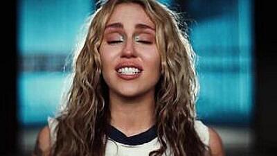 скачать клип Miley Cyrus - Used To Be Young