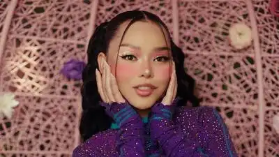 скачать клип Bella Poarch and Lauv - Crush