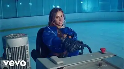 скачать клип Tate McRae - greedy