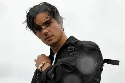 скачать клип Apashe - Human