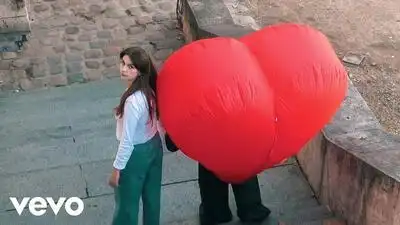 скачать клип Adele Castillon - Cest drole