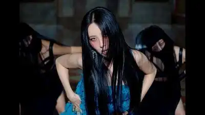 скачать клип SUNMI - STRANGER