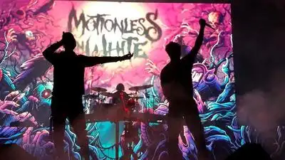 скачать клип Alpha Wolf - Bring Back The Noise