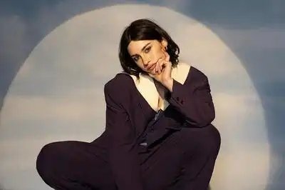 скачать клип Gracie Abrams - Risk