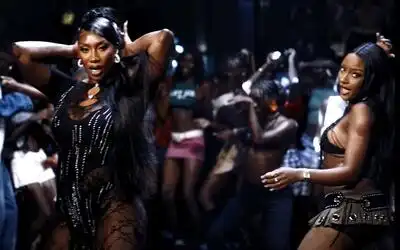 скачать клип Aya Nakamura feat. Ayra Starr - Hype