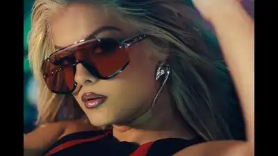 скачать клип Bebe Rexha - Chase It