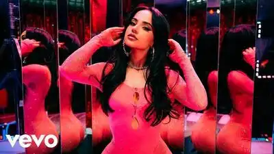 скачать клип Becky G - Seguimos Bailando