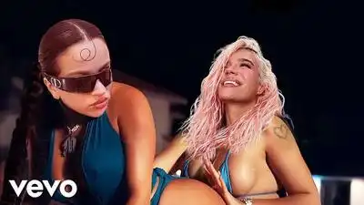 скачать клип KAROL G and ROSALIA - En Medio De La Noche