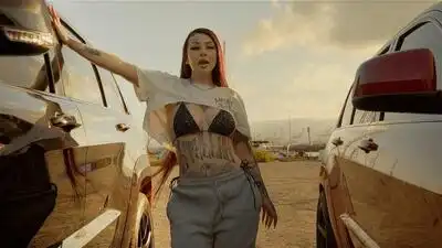 скачать клип Lady XO - Too Loud