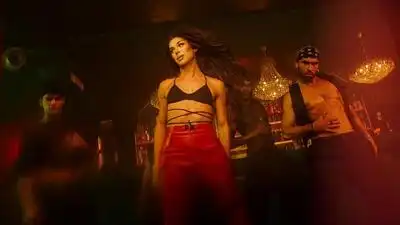 скачать клип Carmen Farala - Traguito