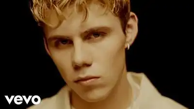 скачать клип The Kid LAROI - GIRLS