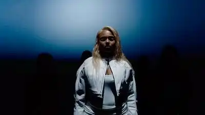 скачать клип Clara Charlotte - Emotions