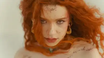 скачать клип Alexia Evellyn - Hold On