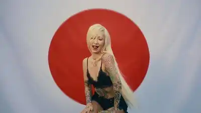 скачать клип NENE - HEAT