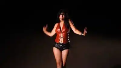 скачать клип Naiara Moore - La candela