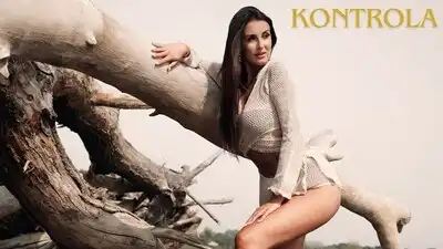 скачать клип Caroline - Kontrola