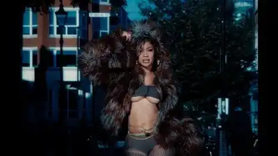 скачать клип Saweetie - Is It The Way