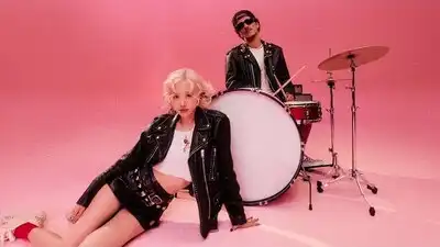 скачать клип ROSE and Bruno Mars - APT