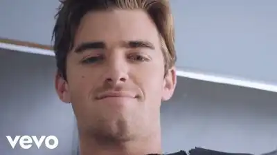 скачать клип The Chainsmokers - Waterbed