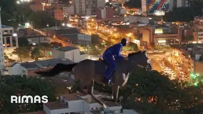 скачать клип Bad Bunny - PERRO NEGRO