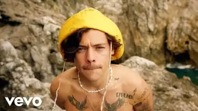 скачать клип Harry Styles - Golden