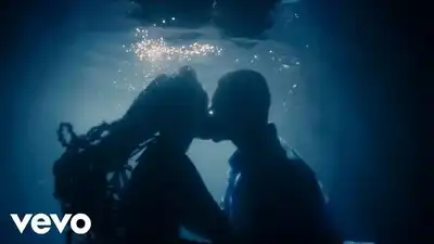 скачать клип Maluma - Chocolate