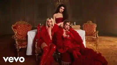 скачать клип Lola Indigo, Maria Becerra, Villano Antillano - LA REINA