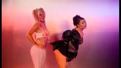 скачать клип Kali Uchis, KAROL G - Labios Mordidos