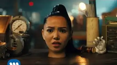 скачать клип Bella Poarch - Build a B.tch