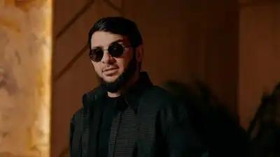 скачать клип Ислам Итляшев - Девочка влюблена