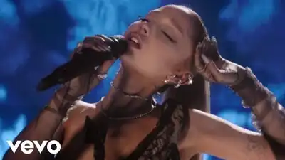 скачать клип Ariana Grande - dandelion 