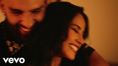 скачать клип Becky G, Manuel Turizo - QUE HACES