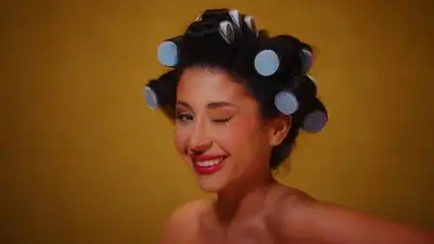 скачать клип Nicole Cherry - Numai una