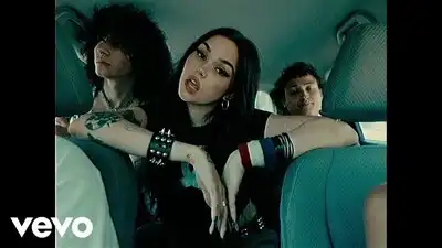 скачать клип Maggie Lindemann - cages