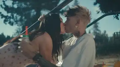 скачать клип mgk, The Kid LAROI - LIFE iS A MOVIE