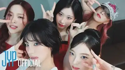 скачать клип ITZY - Kiss and Tell