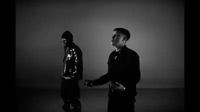 скачать клип Kidd Voodoo, Yandel - Munecota